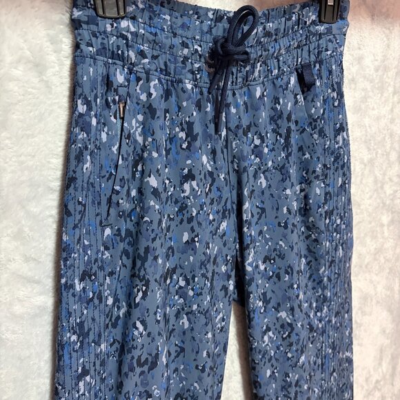 Athleta Trekkie Joggers Womens 0 Blue Camo Ripstop Travel Hiking Capris - Picture 3 of 13